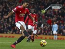 VYROVNAL. Útoník Manchesteru United Marcus Rashford dává v derby proti City...