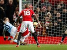 Nicolas Otamendi dává druhý gól Manchesteru City v derby proti United.