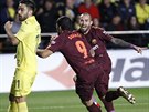 Fotbalisté Barcelony se radují z gólu v utkání proti Villarrealu.