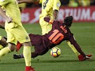 Barcelonský kapitán Lionel Messi v obleení hrá Villarrealu.