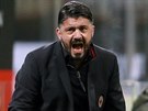 KDYSI HRÁ, TE TRENÉR. Gennaro Gattuso kouuje fotbalisty AC Milán.