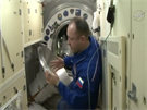 Otevřené poklopy na ISS i na připojené lodi Sojuz.