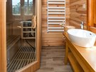 Sauna je souástí koupelny v pízemí, v zim se lze ochladit pímo ve snhu. A...