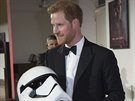 Princ Harry dostal na premiée filmu Star Wars: Poslední z Jedi vlastní helmu...