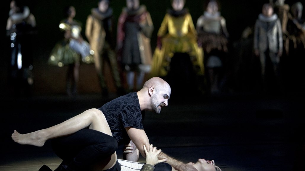Max Emanuel Cenci� jako Nero a Anna Prohaska jako Poppea v Monteverdiho ope�e...