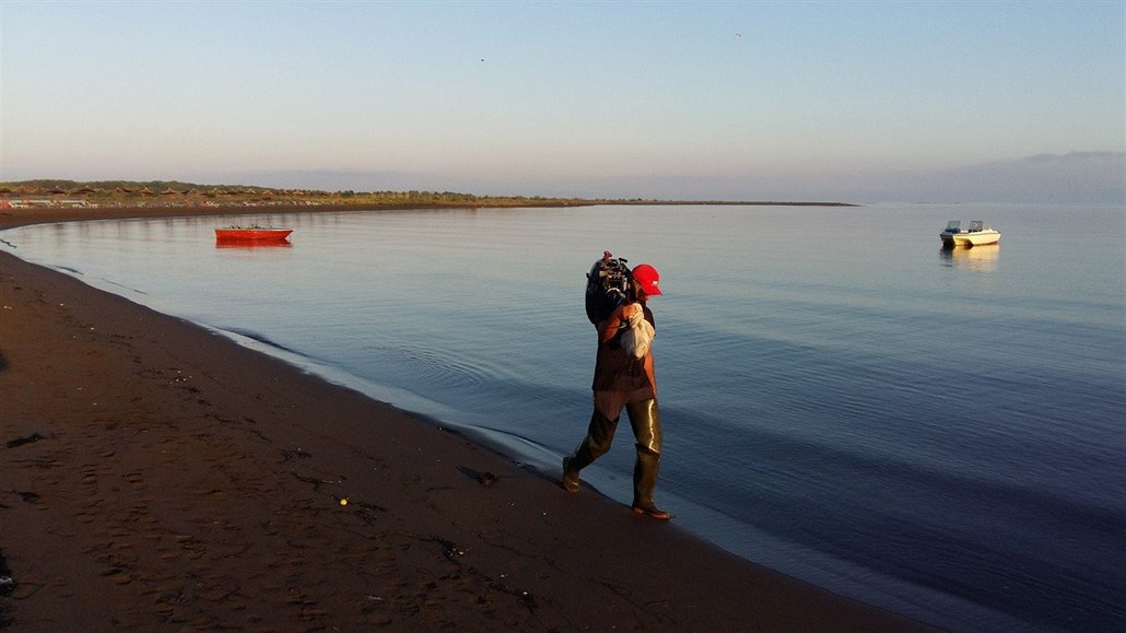 Albánský rybář na pobřeží u města Shëngjin