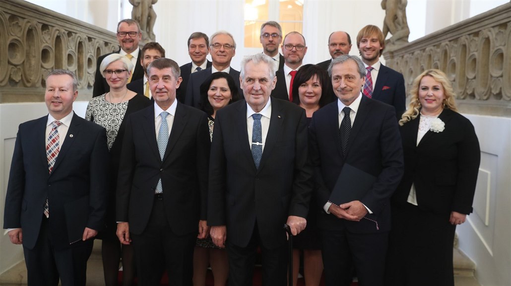 Nová vláda premiéra Andreje Babi�e s prezidentem Milo�em Zemanem.