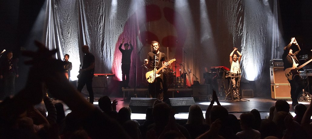 Poslední koncert skupiny Chinaski v dosavadní sestav� se konal 18. prosince v...
