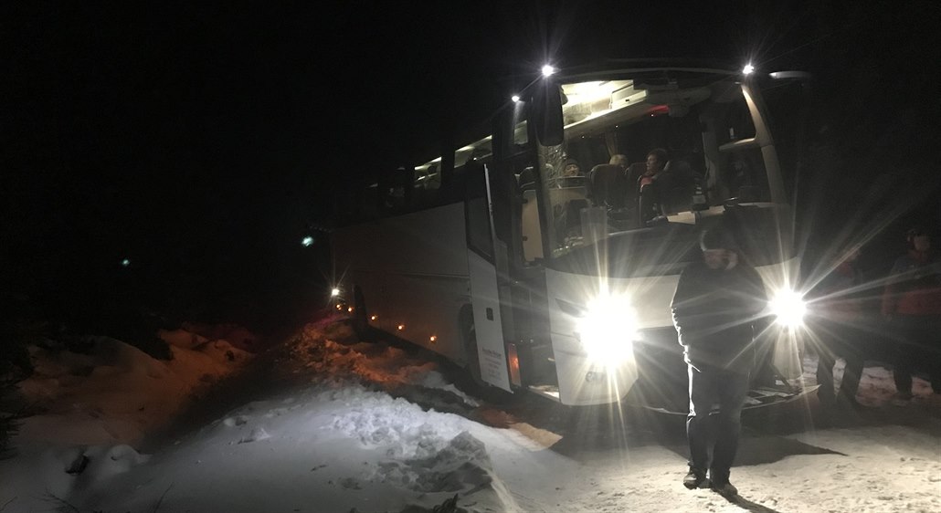 Hor�tí záchraná�i evakuovali v Kru�ných horách ze zapadlého autobusu 48 senior�...
