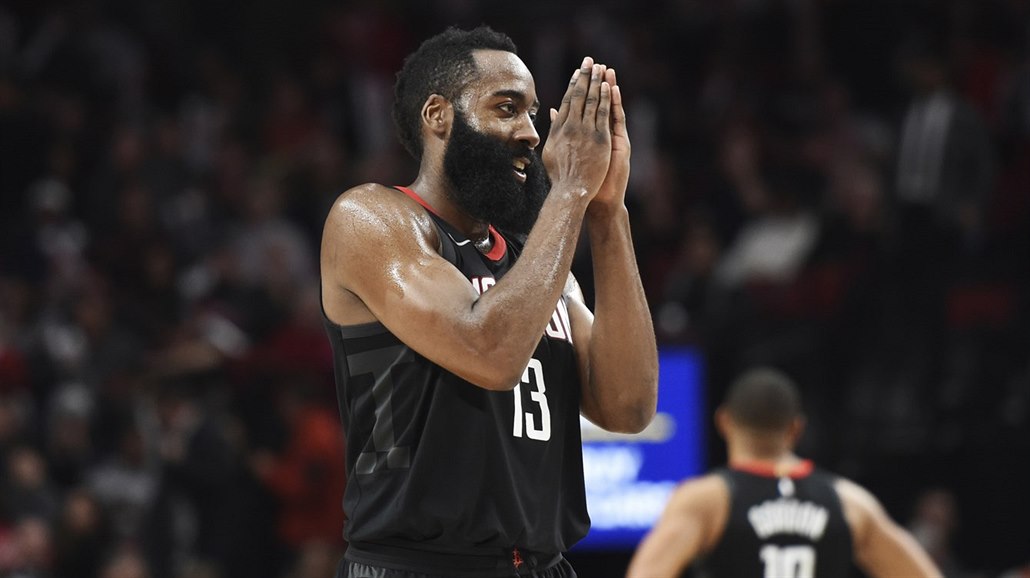 James Harden z Houstonu oslavuje svou trefu proti Portlandu.