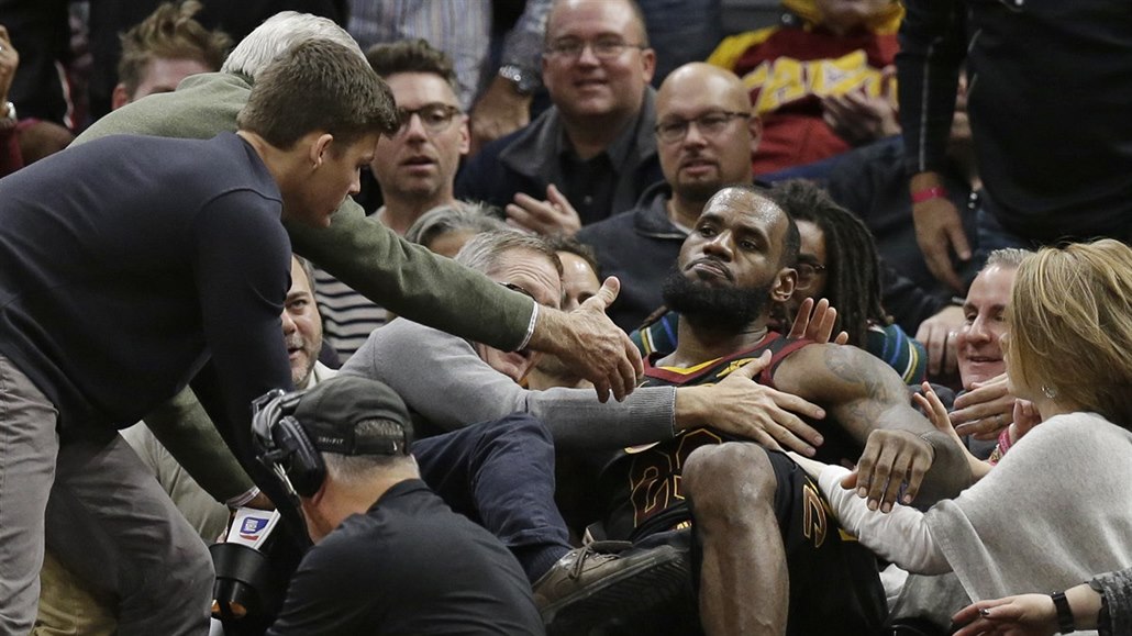 LeBron James z Clevelandu �odpo�ívá na tr�nu�. Mezi diváky vlétl, aby zachránil...