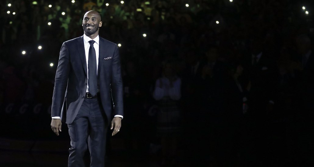 LA Lakers v�novali souboj s Golden State lou�ení s �ísly Kobeho Bryanta.