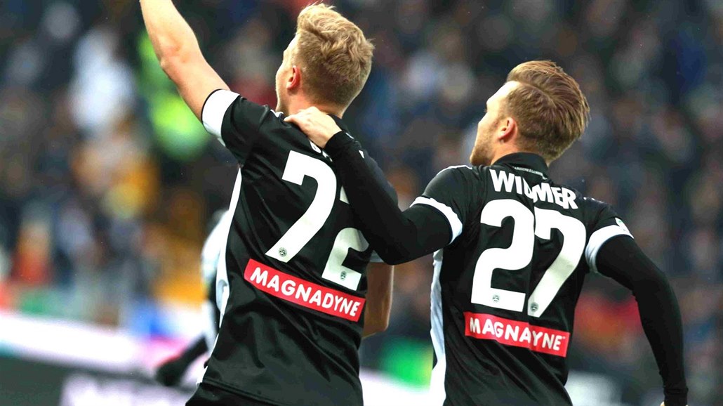 Záložník Udinese Antonín Barák (vlevo) se raduje z gólu se spoluhráčem Silvanem...