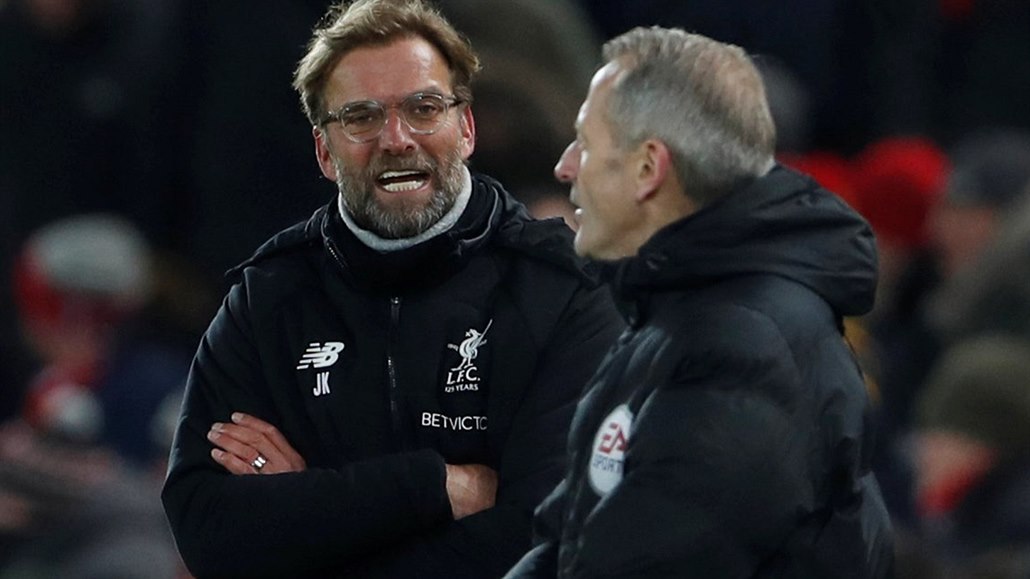 Liverpoolský trenér Jürgen Klopp diskutuje se čtvrtým rozhodčím zápasu proti...