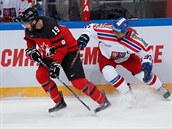 Český kapitán Martin Erat (vpravo) brání kanadského hokejistu Quintona Howdena.