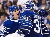 Mitch Marner a jeho glman Frederik Andersen oslavuj vhru Toronta.