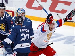 Ruský útočník Michail Grigorenko se raduje z gólu ve finské síti.