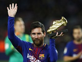 Lionel Messi z Barcelony pózuje se Zlatou kopačkou, kterou dostal před začátkem...