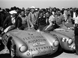 Porsche 550 Spyder po závodě Carrera Panamericana 1954. Zleva: Herbert Linge,...