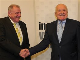 Bývalí premié�i Václav Klaus (vpravo) a Vladimír Me�iar se zú�astní debaty...