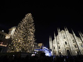Vánoční strom na milánském náměstí v Itálii konkuruje svou výškou i místní...
