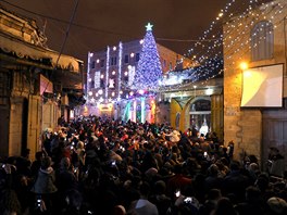 Účastnící ceremoniálu rozsvícení vánočního stromku v izraelském Jeruzalémě.