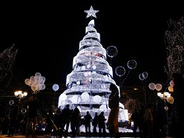 Lidé v řeckých Athénách obdivují světelnou show na vánočním stromku, který je...