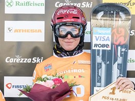 esk snowboardistka Ester Ledeck (uprosted) po triumfu v paralelnm obm...