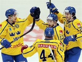 Hokejisté Česka se radují z gólu v zápase s Ruskem.
