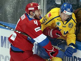 Ruský hokejista Vladislav Gavrikov (vlevo) v souboji s Oscarem Möllerem ze...