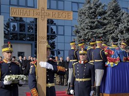 estná strá zvedá rakev posledního rumunského krále Michala I. ped vojenským...