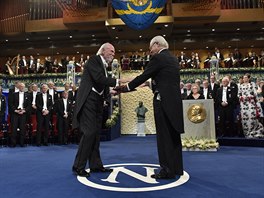 Barry C. Barish pebírá Nobelovu cenu za fyziku. (10. prosince 2017)