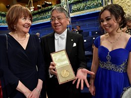 Nositel Nobelovy ceny za literaturu Kazuo Ishiguro se svou manelkou a dcerou....