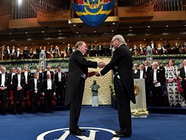 Jeffrey Hall pebírá Nobelovu cenu za fyziologii a lékaství. (10. prosince...