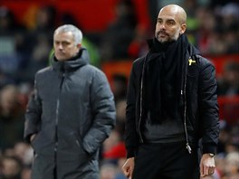 TRENÉŘI. Pep Guardiola (vpředu) vede Manchester City, vzadu stojící José...