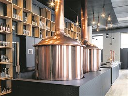 Beer Factory, Plzeň. Hlavní bar se dvěma varnami v přízemí navazuje na prostory...
