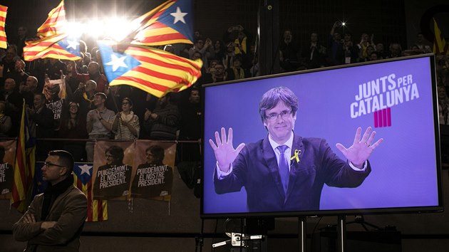 Mtink stoupenc odvolanho katalnskho premira Puigdemonta v Barcelon (15. prosince 2017)