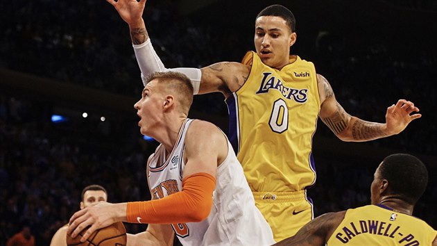 Kristaps Porzingis z New Yorku mezi soupei z LA Lakers.