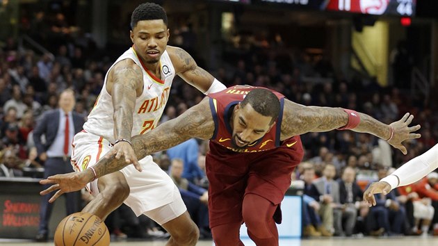 O m bojuj Kent Bazemore (vlevo) z Atlanty a JR Smith z Clevelandu.