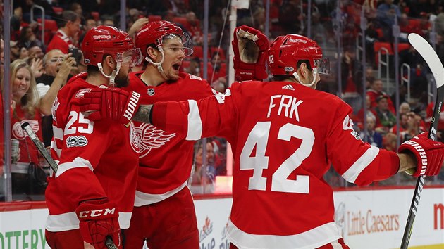Hokejisté Detroitu Mike Green, Danny DeKeyser a Martin Frk slaví branku proti Torontu.