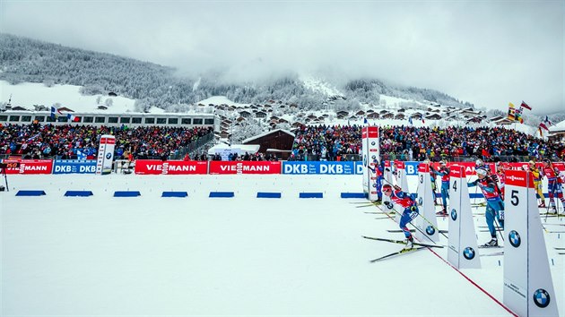 V KRSNCH KULISCH. Start sthacho zvodu biatlonistek ve francouzskm Annecy.