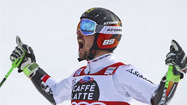 POPT ZA SEBOU. Marcel Hirscher oslavuje dal triumf v obm slalomu v Alta Badii.