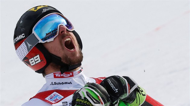 POPT ZA SEBOU. Marcel Hirscher oslavuje dal triumf v obm slalomu v Alta Badii.