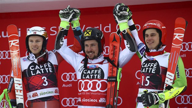Nejlep ti z obho slalomu v Alta Badii. Zleva: Henrik Kristoffersen (druh msto), Marcel Hirscher (vtz) a an Kranjec.