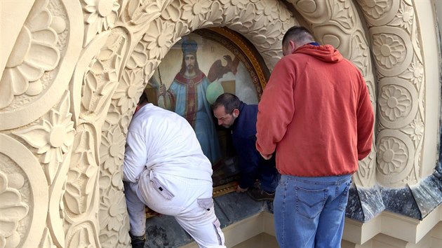 Restaurátoři instalují obrazy sv. Vladimíra, Krista Spasitele a sv. Olgy do průčelí opravovaného pravoslavného chrámu sv. Olgy.