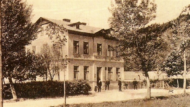 Obrzky z nov knihy Obce za obzorem karlovarskho spisovatele Jaroslava Fikara, kter pojednv o Velkch Karlovch Varech z obdob 1939 a 1945. Restaurace Na Rafand (1906).