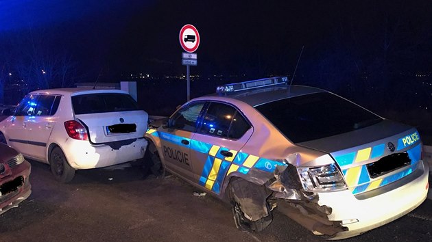 Policie v Praze označovala místo nehody, do jejího vozu narazil další řidič (16.12.2017)