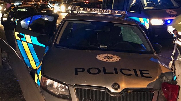 Policie v Praze označovala místo nehody, do jejího vozu narazil další řidič (16.12.2017)