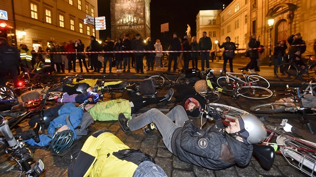 Cyklisté v Praze protestovali proti zákazu kol v centru metropole (11. prosince 2017)