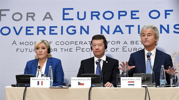 Na tiskov konferenci evropskch protiimigranch stran vystoupili Marine Le Penov, Tomio Okamura a Geert Wilders (16. prosince 2017)